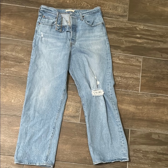 Levi's Ribcage Straight Ankle Ripped Jeans Light Wash
MSRP $108 Size 31 - Picture 1 of 5